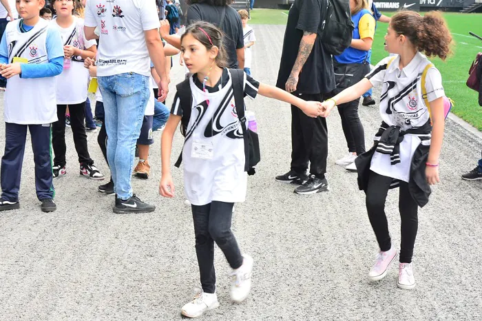 Estudantes de Santo André curtem passeio pedagógico no estádio do Corinthians