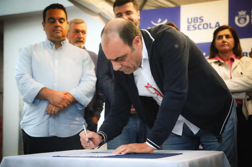 Prefeito de São Caetano do Sul, José Auricchio, assina a ordem de serviço da nova UBS Escola Centro