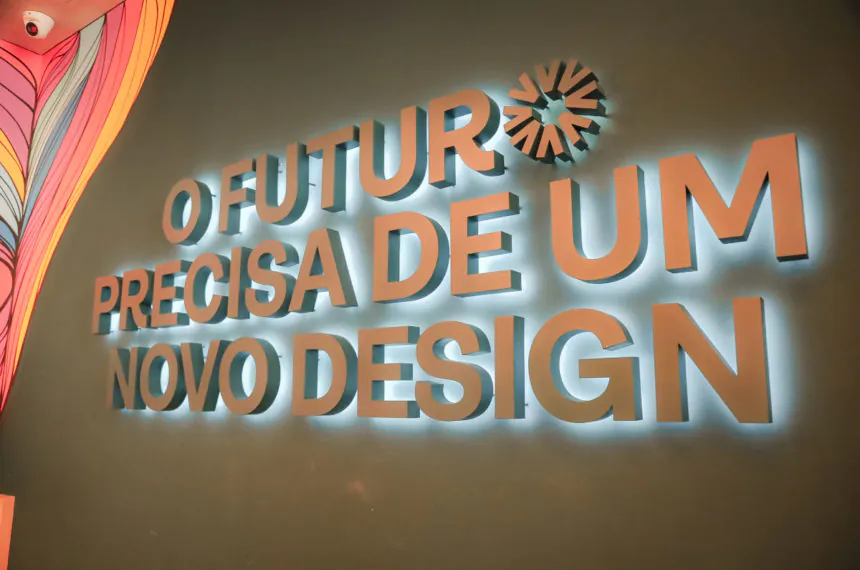 Frase na parede do Cazoolo passa a mensagem do laboratório "O futuro precisa de um novo design"