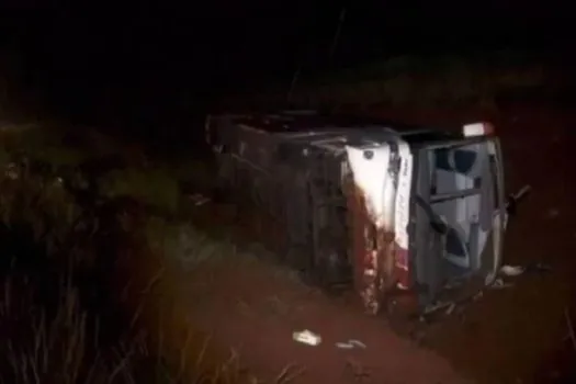 Ônibus capota em rodovia de SP e deixa oito passageiros mortos