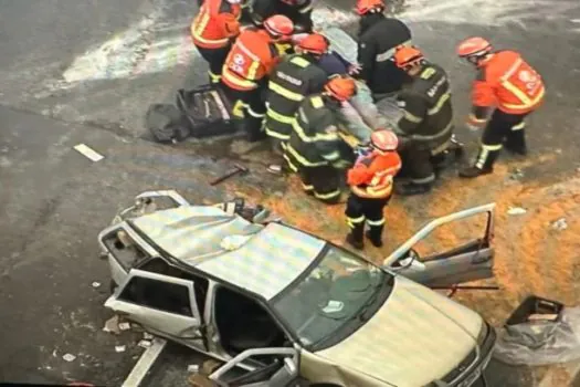 SP: Acidente entre carros e caminhão deixa feridos na rodovia dos Bandeirantes