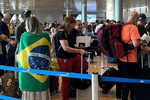 Chega a Brasília primeiro avião da FAB trazendo brasileiros de Israel