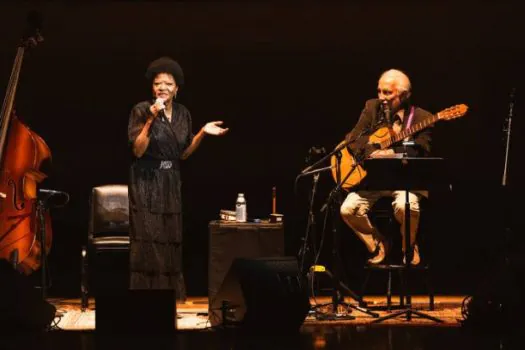 Alaíde Costa é ovacionada em show de bossa nova e agradece Johnny Alf