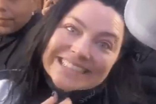 Amy Lee, do Evanescence, é flagrada em ônibus ao chegar em São Paulo