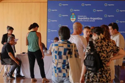 Cerca de 23 mil argentinos no Brasil devem votar neste domingo