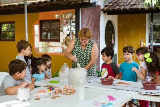 Escolas do ABC recebem artista plástica capixaba para workshop