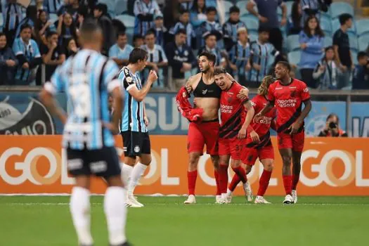 Grêmio leva virada, vê Athletico-PR encostar e perde a chance de assumir a vice-liderança