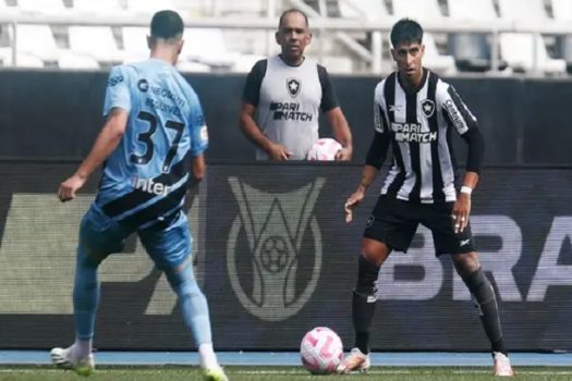 Em jogo de dois dias por falta de luz, líder Botafogo empata com Athletico-PR e mantém folga