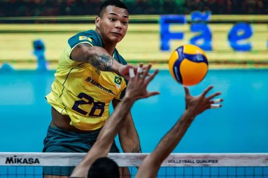 Brasil vence o Irã no Pré-Olímpico de Vôlei e se aproxima de vaga para Paris 2024