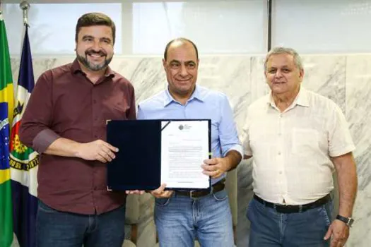 Auricchio entrega à Câmara projetos de programas assistenciais a alunos da rede municipal