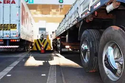 Cobrança de eixos suspensos de caminhões carregados terá início no próximo domingo