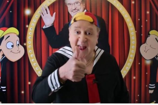 Ator de Quico, de Chaves, participa de campanha dos EUA contra migração ilegal