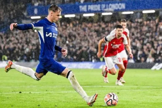 Arsenal sai atrás, arranca empate do Chelsea, mas deixa o City na liderança do Inglês