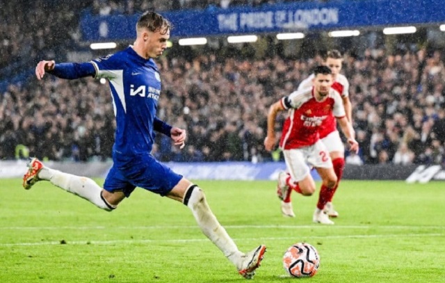 Arsenal sai atrás, mas busca empate com Chelsea no clássico