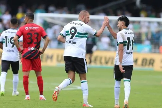 Slimani marca, Coritiba bate Athletico-PR e ganha fôlego na luta contra o rebaixamento