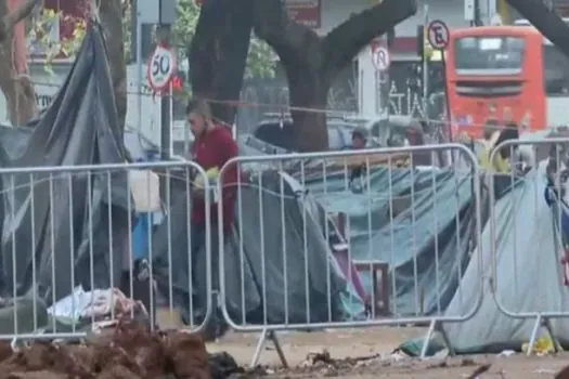 Cracolândia é isolada com grades durante a noite em cruzamento movimentado