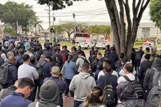 Metalúrgicos da Embraer param produção por três horas em São José dos Campos