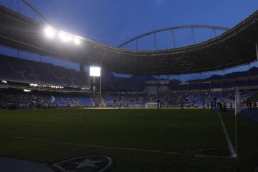 Botafogo x Athletico-PR é suspenso após série de apagões no Engenhão