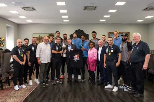 Governador recebe equipe de Franca após título intercontinental de basquete