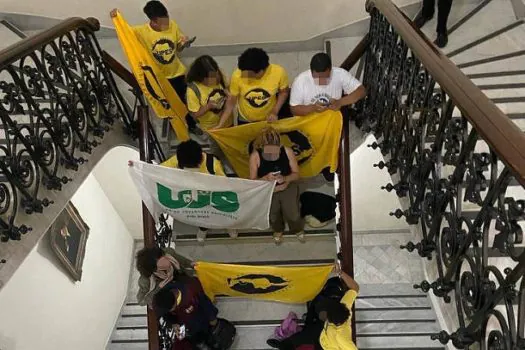 Estudantes invadem Secretaria de Educação de SP para cobrar encontro com Feder