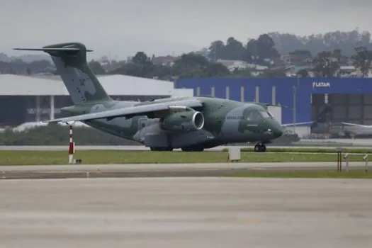 Avião pousa no Rio trazendo 67 brasileiros de Israel