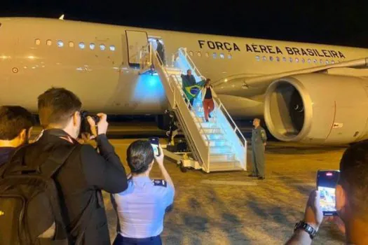 Voo da FAB com primeiros 211 brasileiros repatriados de Israel chega ao Brasil