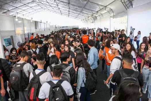 Feira de Profissões da UNICID começa com serviços para o público