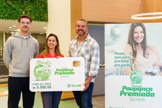 Sicredi entrega prêmio de campanha da poupança a associado de São Paulo