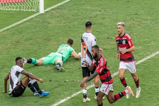 Com recorde de público, Flamengo supera o Vasco em estreia de Tite no Maracanã