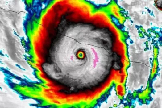 Furacão Otis atinge costa do México e provoca rajadas de até 330 km/h