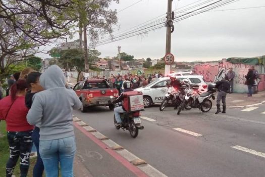 Grupo bloqueia avenida na zona sul de SP contra implantação de programa para sem-teto