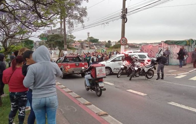 Grupo bloqueia avenida na zona sul de SP contra implantação de programa para sem-teto