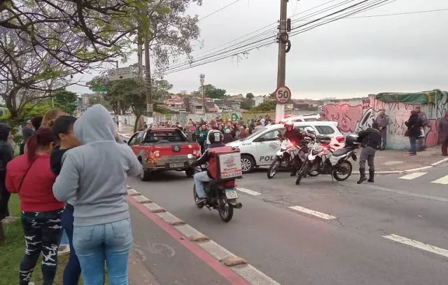 grupo-bloqueia-avenida