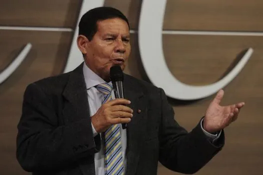 Tomaria um chope com Dino, mas não voto nele para o STF, diz Mourão