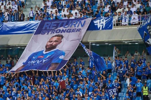 Neymar recebe homenagem do Al-Hilal em jogo do Campeonato Saudita