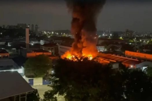 Incêndio atinge galpão na Vila Leopoldina, zona oeste de São Paulo