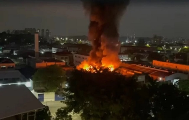 Incêndio atinge galpão na Vila Leopoldina, zona oeste de São Paulo