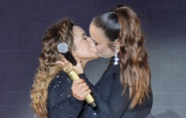 Ivete Sangalo e Daniela Mercury se beijam durante show; veja o vídeo