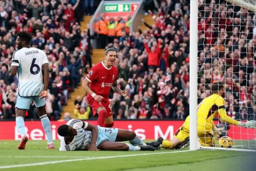 Salah brilha e Liverpool derrota Nottingham Forest por 3 a 0 para