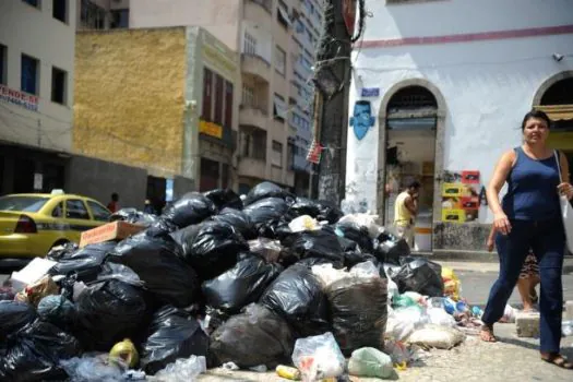 Câmara aprova projeto para que planos municipais multem quem joga lixo na rua