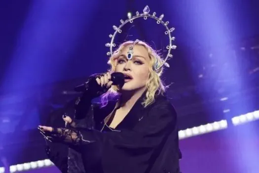 Madonna homenageia vítimas da Aids em abertura de sua turnê