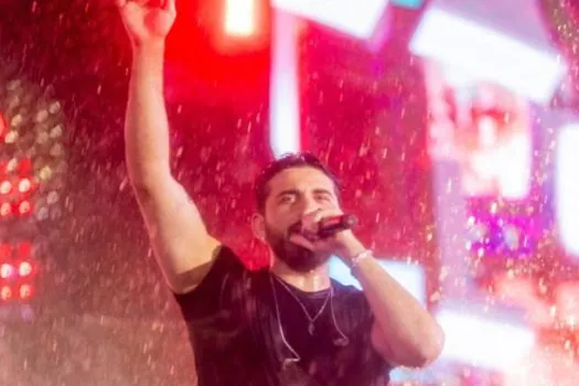 Debaixo de temporal, Gustavo Mioto se emociona no Jaguariúna Rodeo Festival