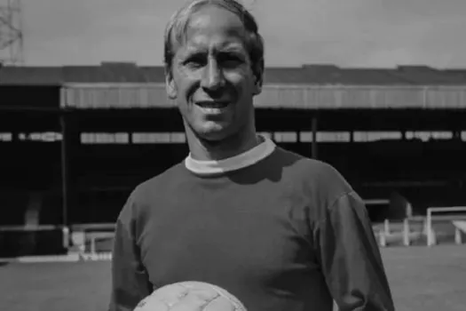 Bobby Charlton, um dos maiores nomes do futebol inglês, morre aos 86 anos