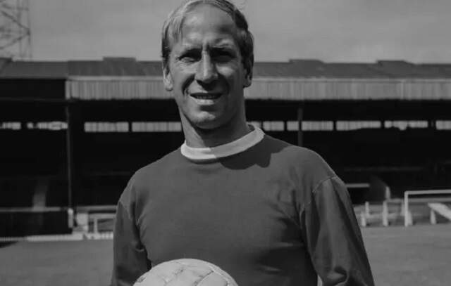 Bobby Charlton, um dos maiores nomes do futebol inglês, morre aos 86 anos