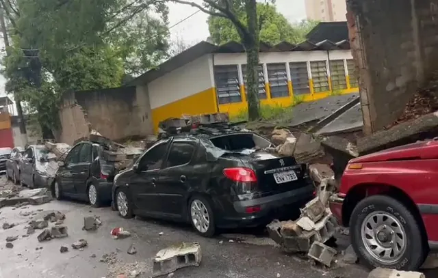 muro-escola-cai-e-atinge-carros