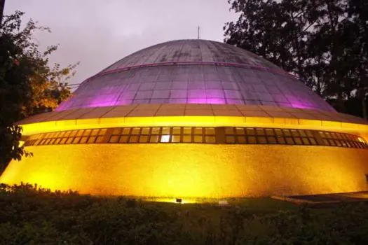 Planetário Ibirapuera ganha iluminação especial no mês do Outubro Rosa