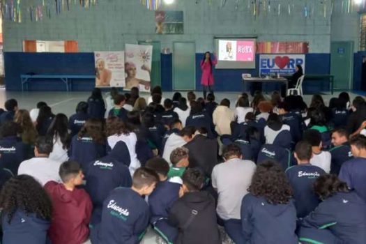 Alunos do Ensino Fundamental de Ribeirão Pires recebem palestra sobre conscientização ao câncer de mama