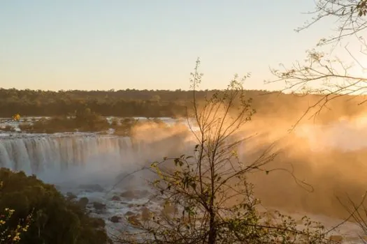 Veja o passeio que explora o nascer do sol nas Cataratas do Iguaçu