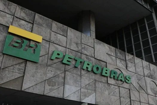 Petróleo cai mais de 5% e arrasta ações da Petrobras