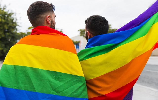 Projeto de lei que busca proibir casamento homoafetivo avança na Câmara
